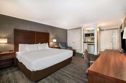 Habitación con 1 cama extragrande y para personas con movilidad reducida - No fumadores del hotel Comfort Inn & Suites Plattsburgh. Foto 1