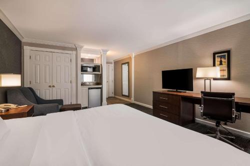 Habitación con 1 cama extragrande y para personas con movilidad reducida - No fumadores del hotel Comfort Inn & Suites Plattsburgh. Foto 2