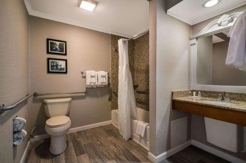 Habitación con 1 cama extragrande y para personas con movilidad reducida - No fumadores del hotel Comfort Inn & Suites Plattsburgh. Foto 3