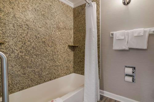 Habitación con 2 camas grandes - No fumadores del hotel Comfort Inn & Suites Plattsburgh. Foto 5