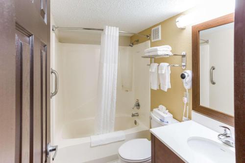 Suite - 1 cama grande - No fumadores del hotel Quality Inn & Suites Plattsburgh. Foto 2