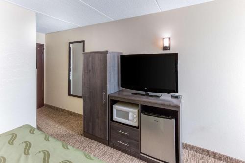Habitación adaptada para personas con movilidad reducida - No fumadores - Cama grande del hotel Quality Inn & Suites Plattsburgh. Foto 8