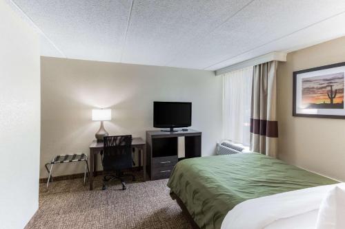 Habitación - Cama grande - Adaptada para personas de movilidad reducida - No fumadores del hotel Quality Inn & Suites Plattsburgh. Foto 2