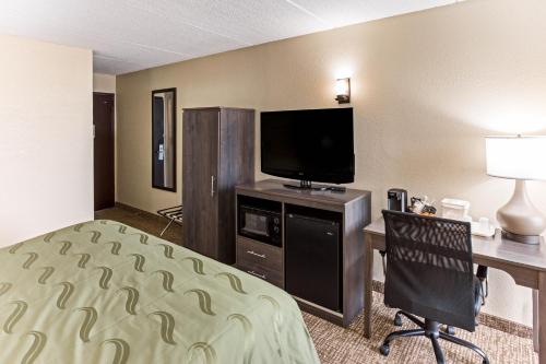 Habitación - Cama grande - Adaptada para personas de movilidad reducida - No fumadores del hotel Quality Inn & Suites Plattsburgh. Foto 9