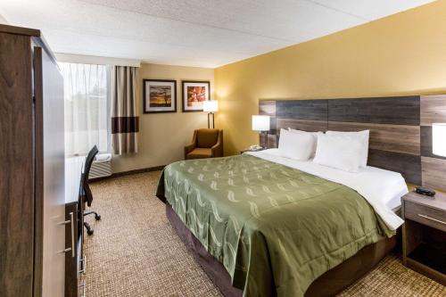 Habitación Superior con cama extragrande - Adaptada para personas con discapacidad - No fumadores del hotel Quality Inn & Suites Plattsburgh