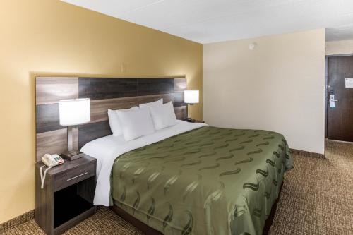 Habitación Superior con cama extragrande - Adaptada para personas con discapacidad - No fumadores del hotel Quality Inn & Suites Plattsburgh. Foto 2