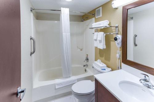 King Suite with Living Room - Non Smoking del hotel Quality Inn & Suites Plattsburgh. Foto 2