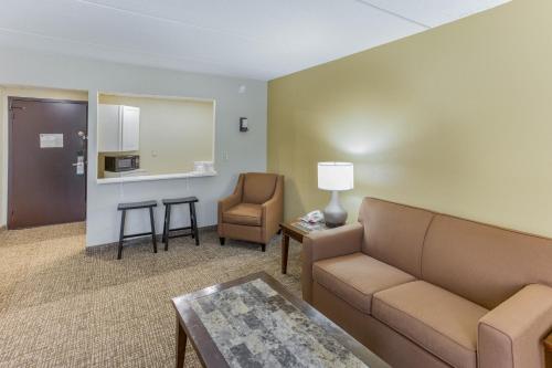 Large Efficiency Queen Suite with Two Queen Beds - Non Smoking/Interior Corridor del hotel Quality Inn & Suites Plattsburgh. Foto 2