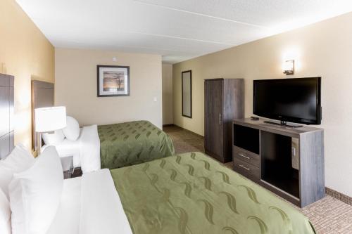 Large Efficiency Queen Suite with Two Queen Beds - Non Smoking/Interior Corridor del hotel Quality Inn & Suites Plattsburgh. Foto 4