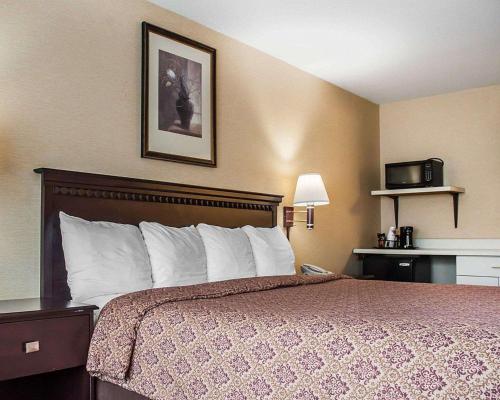 Habitación Doble con cama extragrande, adaptada para personas con movilidad reducida - Fumadores del hotel Econo Lodge Elmira-Corning. Foto 2