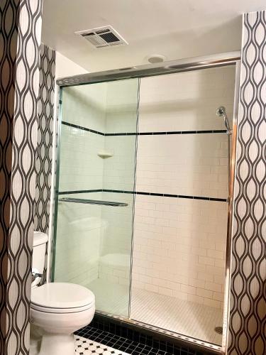 Habitación con cama extragrande y bañera de hidromasaje del hotel Park Manor, An Ascend Collection Membe