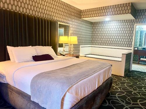 Habitación con cama extragrande y bañera de hidromasaje del hotel Park Manor, An Ascend Collection Membe. Foto 1