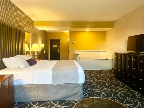 Habitación con cama extragrande y bañera de hidromasaje del hotel Park Manor, An Ascend Collection Membe. Foto 6