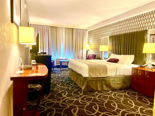 Habitación con cama extragrande y bañera de hidromasaje del hotel Park Manor, An Ascend Collection Membe. Foto 8