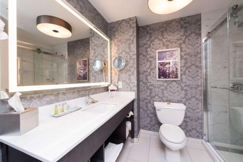 Suite Estudio con cama extragrande del hotel Doubletree By Hilton Utica. Foto 3