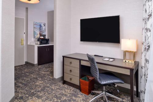 Suite Estudio con cama extragrande del hotel Doubletree By Hilton Utica. Foto 4