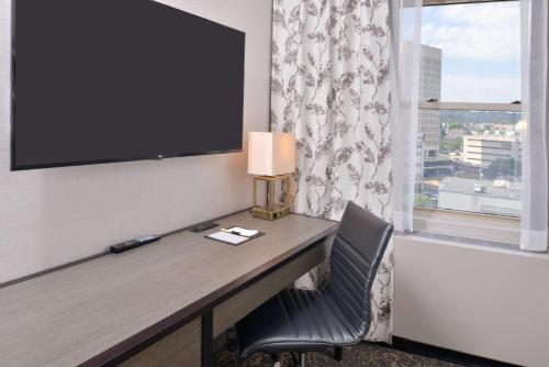 Suite Estudio con cama extragrande del hotel Doubletree By Hilton Utica. Foto 6