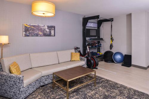 Suite Estudio con cama extragrande del hotel Doubletree By Hilton Utica. Foto 1