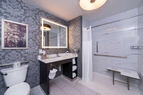 Habitación con ducha accesible en silla de ruedas - 1 cama grande - Adaptada para personas con movilidad reducida y discapacidad auditiva del hotel Doubletree By Hilton Utica