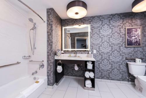 Habitación con 2 camas grandes y bañera - Adaptada para personas con movilidad reducida y discapacidad auditiva del hotel Doubletree By Hilton Utica