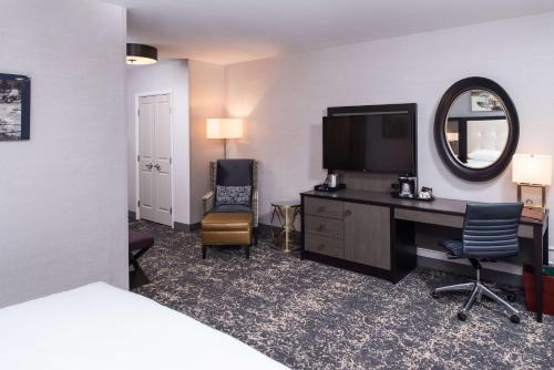 Habitación con 2 camas grandes y bañera - Adaptada para personas con movilidad reducida y discapacidad auditiva del hotel Doubletree By Hilton Utica. Foto 1
