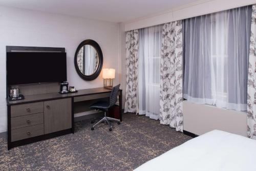 Habitación con 2 camas grandes y bañera - Adaptada para personas con movilidad reducida y discapacidad auditiva del hotel Doubletree By Hilton Utica. Foto 3