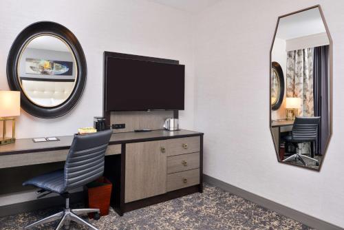 Habitación con 2 camas grandes y bañera - Adaptada para personas con movilidad reducida y discapacidad auditiva del hotel Doubletree By Hilton Utica. Foto 6