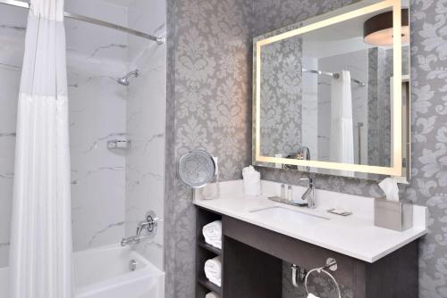 Habitación con 2 camas grandes y bañera - Adaptada para personas con movilidad reducida y discapacidad auditiva del hotel Doubletree By Hilton Utica. Foto 7