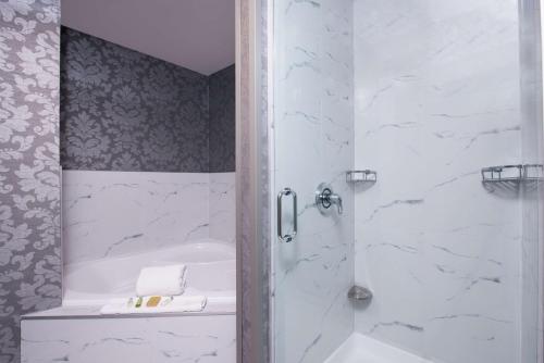 Suite con bañera de hidromasaje - Cama extragrande del hotel Doubletree By Hilton Utica. Foto 1