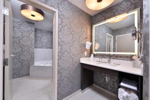 Suite con bañera de hidromasaje - Cama extragrande del hotel Doubletree By Hilton Utica. Foto 3