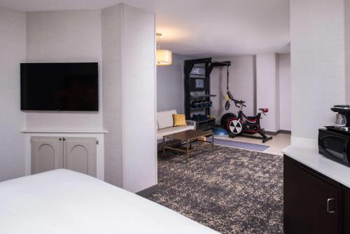 Suite Estudio con cama extragrande del hotel Doubletree By Hilton Utica. Foto 6
