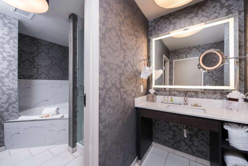 Suite con bañera de hidromasaje - Cama extragrande del hotel Doubletree By Hilton Utica. Foto 6