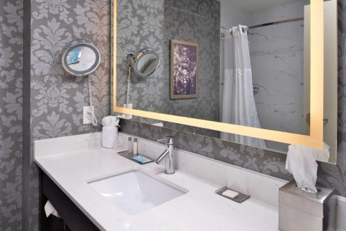 Habitación con 2 camas grandes del hotel Doubletree By Hilton Utica. Foto 4