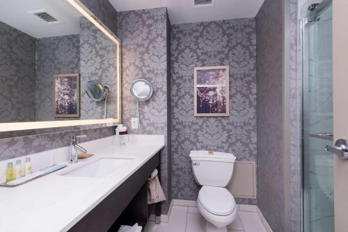 Habitación con cama extragrande. del hotel Doubletree By Hilton Utica. Foto 1