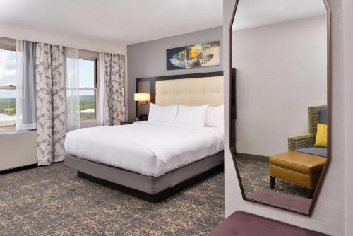 Habitación con cama extragrande. del hotel Doubletree By Hilton Utica. Foto 6