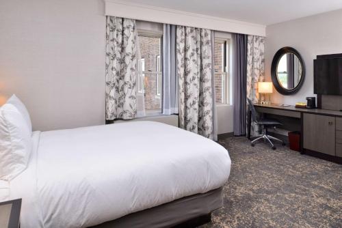 Habitación con cama grande del hotel Doubletree By Hilton Utica. Foto 6