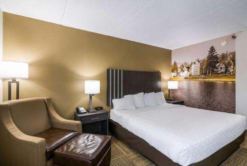 Habitación Estándar con cama extragrande y bañera - Adaptada para personas con discapacidad - No fumadores del hotel Clarion Pointe Jamestown - Falconer. Foto 1