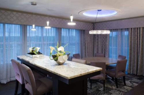 Suite con cama extragrande y sofá cama del hotel Best Western Plus Franklin Square Inn