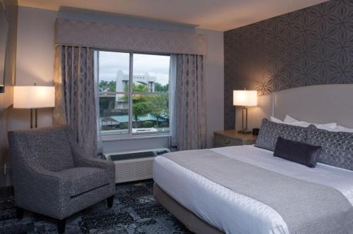 Suite con cama extragrande y sofá cama del hotel Best Western Plus Franklin Square Inn. Foto 1