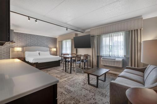 King Suite with Sofa Bed, Sitting Area and Shower - Non - Smoking del hotel Best Western Plus Franklin Square Inn. Foto 5