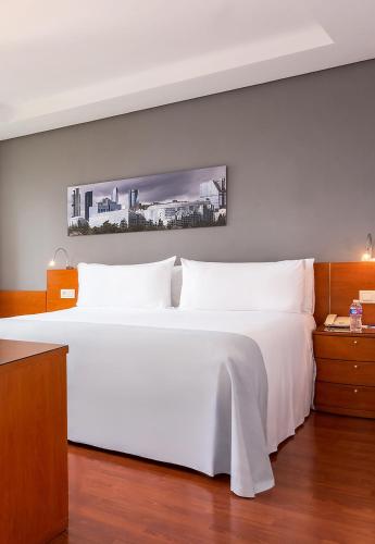 Habitación Doble Premium con salón del hotel Madrid Chamartín Affiliated By Meliá. Foto 3