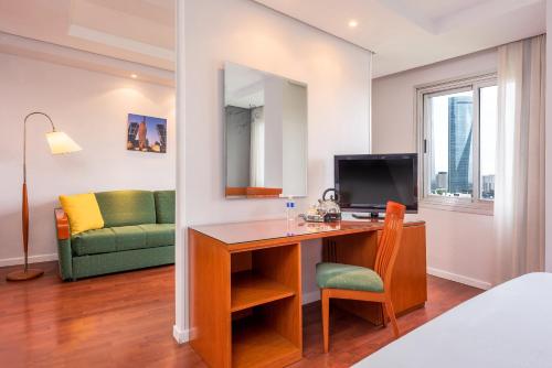 Habitación Doble Premium con salón del hotel Madrid Chamartín Affiliated By Meliá. Foto 2