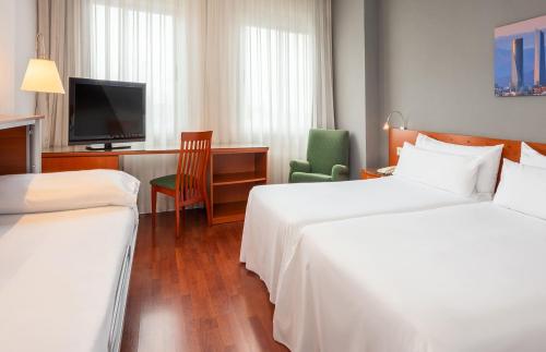 Habitación Triple del hotel Madrid Chamartín Affiliated By Meliá. Foto 8