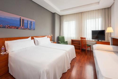 Habitación Triple del hotel Madrid Chamartín Affiliated By Meliá. Foto 16