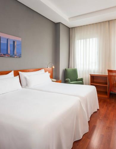 Habitación Triple del hotel Madrid Chamartín Affiliated By Meliá. Foto 17