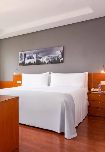 Habitación Doble Premium con salón del hotel Madrid Chamartín Affiliated By Meliá. Foto 14