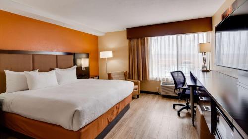 Habitación con ducha accesible en silla de ruedas y asistencia de comunicación - 1 cama extragrande - Adaptado para personas con movilidad reducida del hotel Best Western View Of Lake Powell. Foto 2
