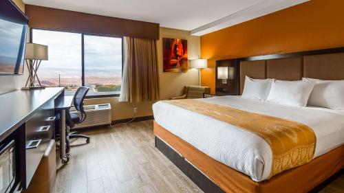 Habitación con ducha accesible en silla de ruedas y asistencia de comunicación - 1 cama extragrande - Adaptado para personas con movilidad reducida del hotel Best Western View Of Lake Powell. Foto 5
