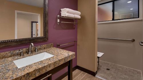 Habitación con ducha accesible en silla de ruedas y asistencia de comunicación - 1 cama extragrande - Adaptado para personas con movilidad reducida del hotel Best Western View Of Lake Powell. Foto 6