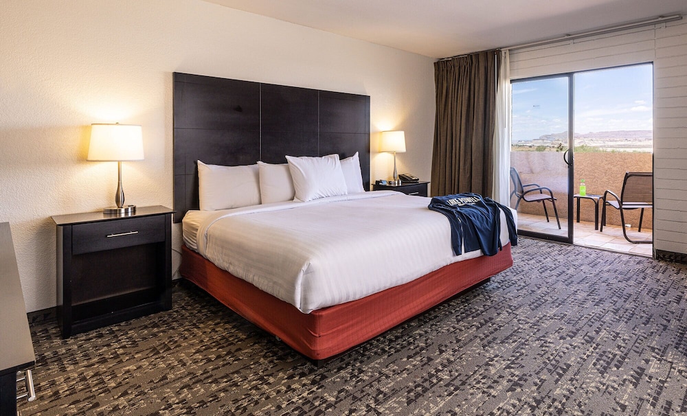 Suite Deluxe, 1 cama de matrimonio grande del hotel Lake Powell Resort. Foto 2